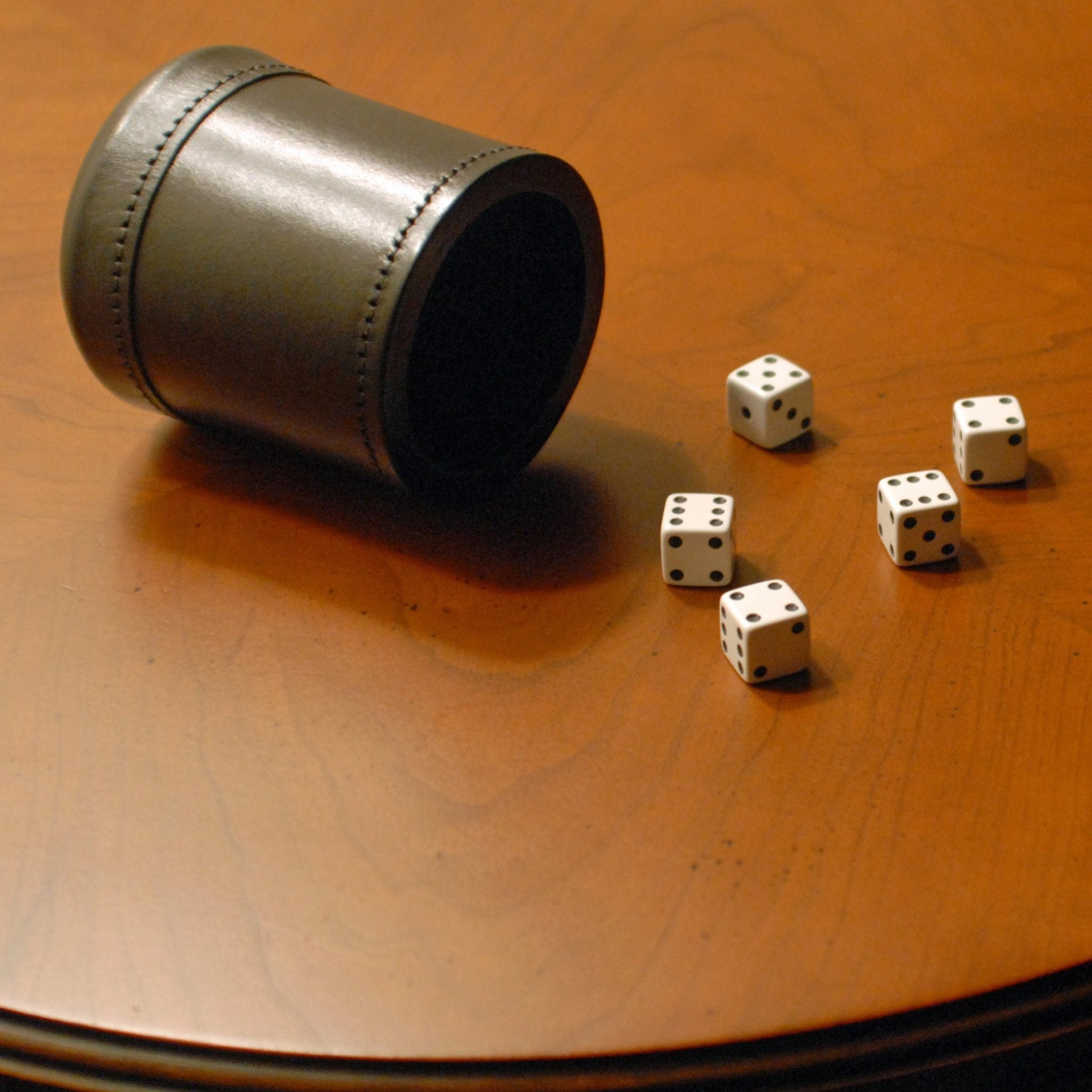 Dice Cup - Mahogany Leather With 5 Dice