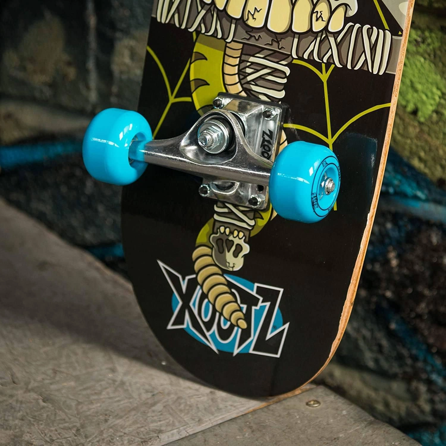Brain boosters Xootz Double Kick 31-Inch Trick Skateboard, Snake Skull