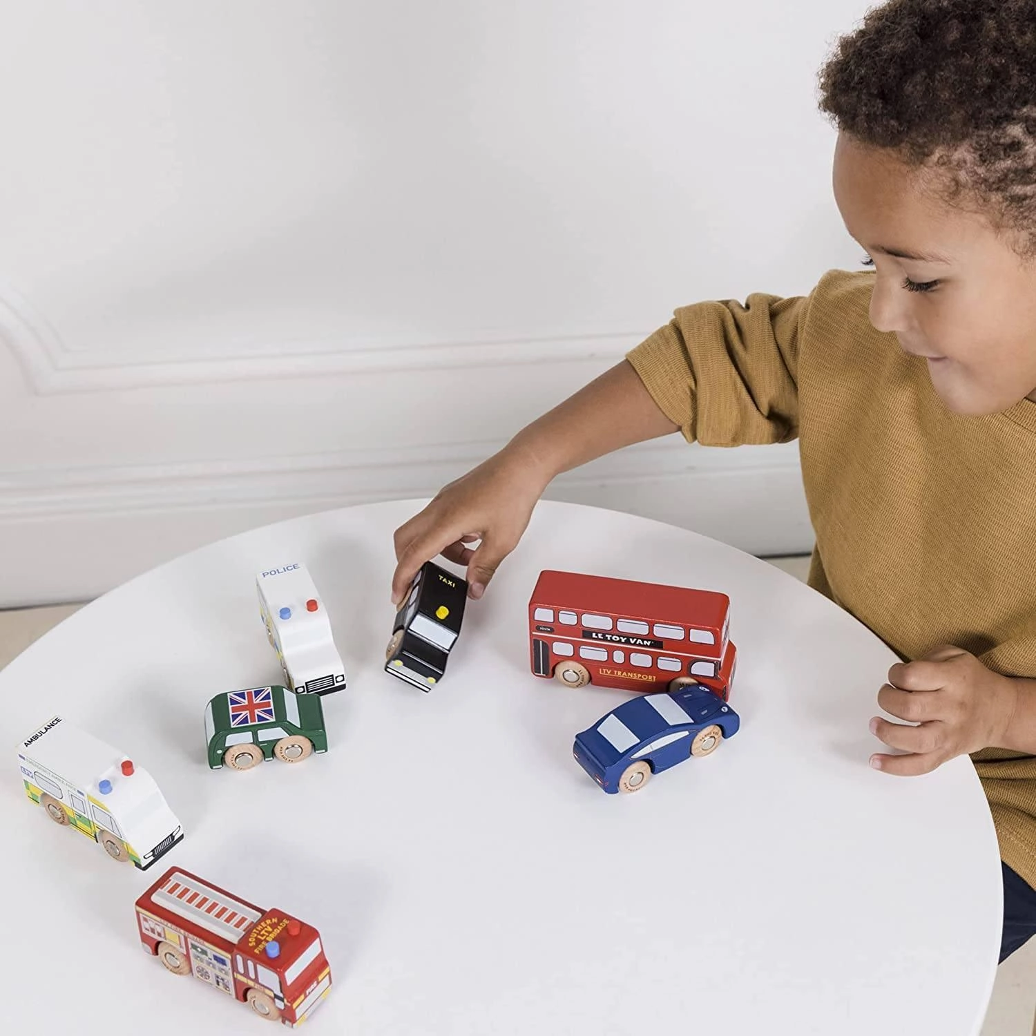 Playful learning Le Toy Van Premium Wooden London Toy Car Set